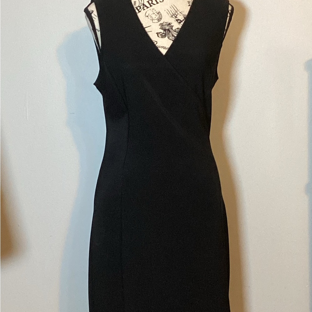FOREVER 21 ABOVE KNEE BLACK SLEEVELESS V NECK PERFECT BLACK DRESS SZ. L